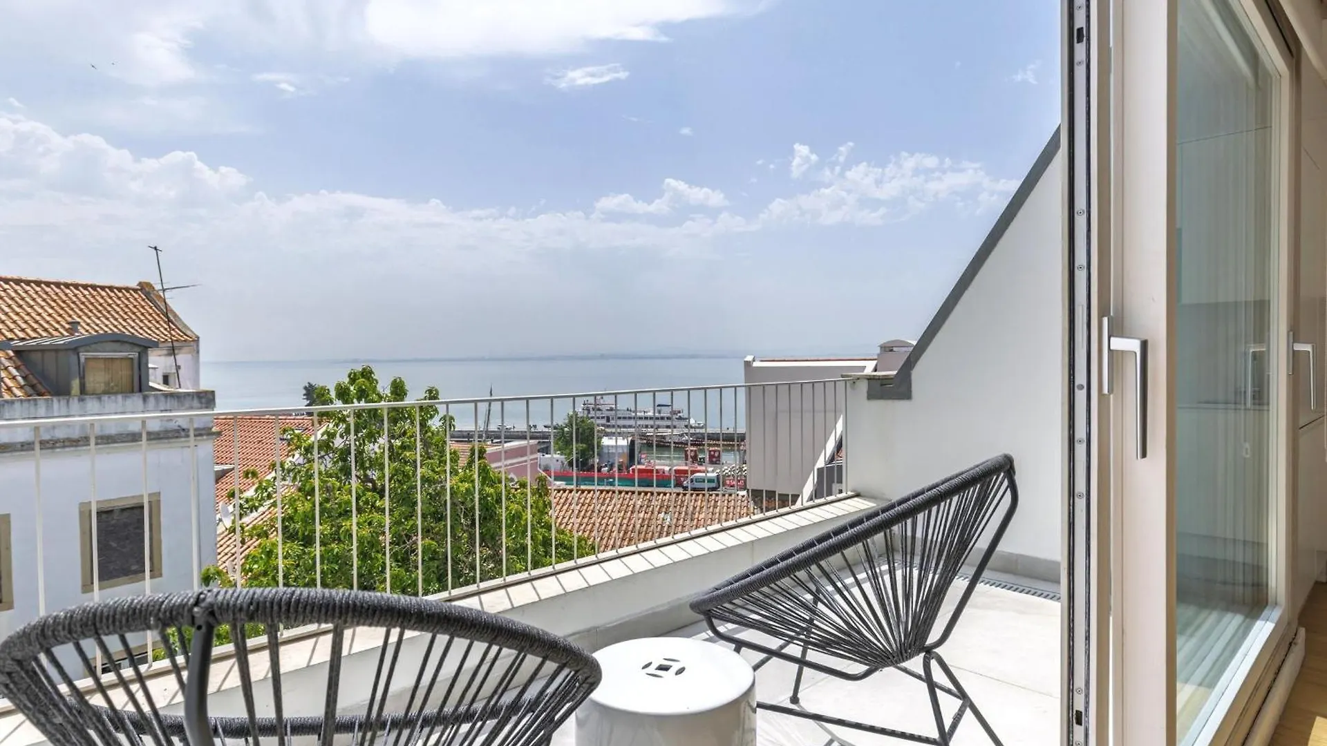 Lovelystay - Penthouse On The Tagus In Alfama Lissabon Appartement